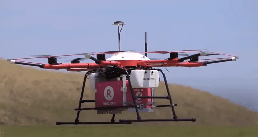 Drone che consegna alimenti