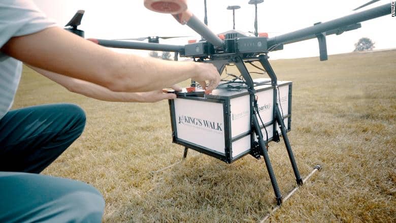 Drone che consegna cibo nei campi da golf | Drone Blog News