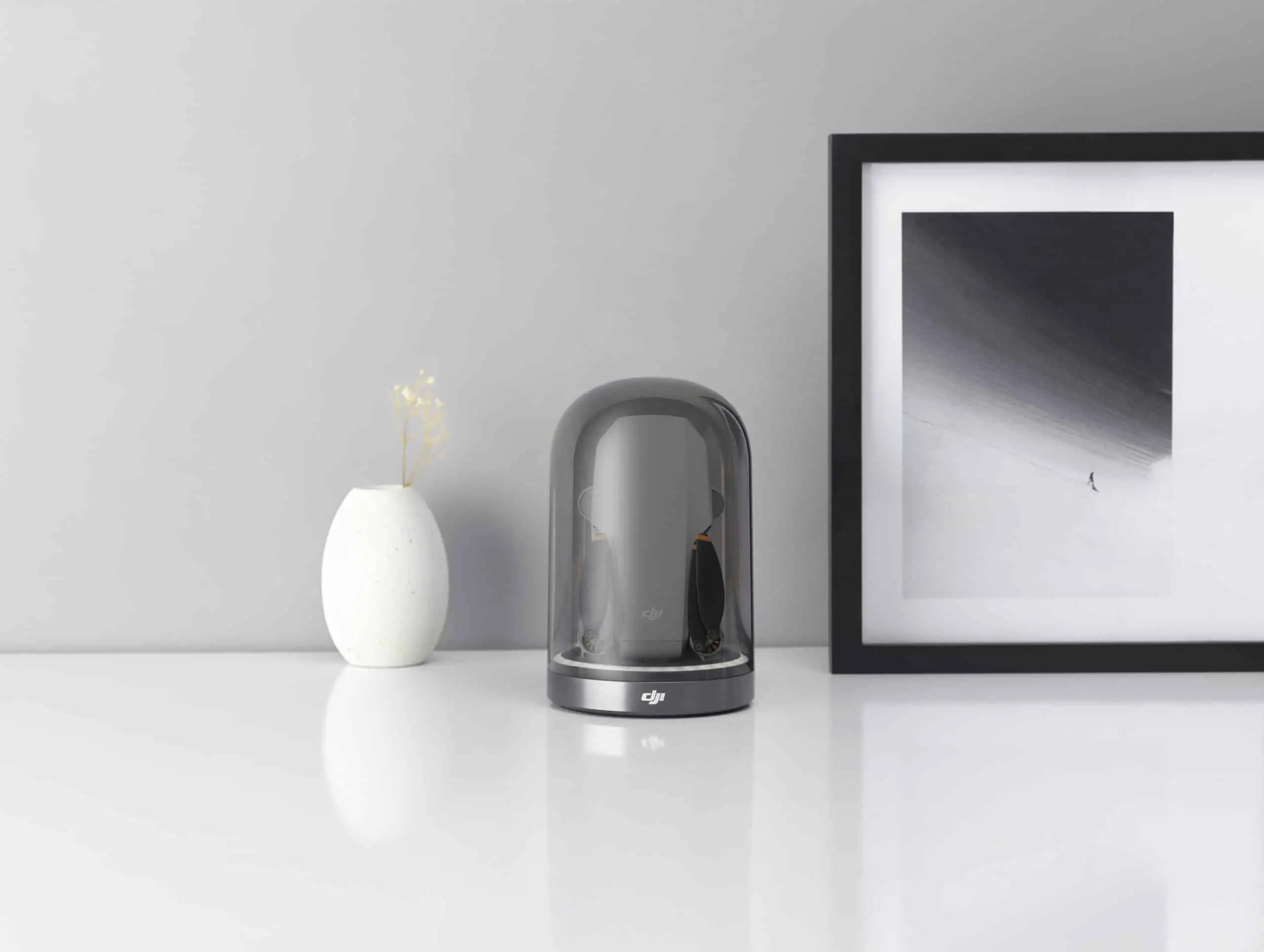 Base display di ricarica DJI La base per display di ricarica DJI è un'aggiunta interessante alla tua casa o al tuo spazio di lavoro e un modo pratico per mantenere il tuo mini drone carico. Con un design elegante e industriale, è un accessorio indispensabile per i droni. Quando è collegata al caricatore USB DJI da 18 W, la custodia carica e protegge il tuo DJI Mini 2 o Mavic Mini allo stesso tempo. Una volta caricato, il tuo drone viene visualizzato magnificamente mentre attende la tua prossima avventura. Preparati in un attimo per afferrare il tuo mini drone e mettersi in viaggio. Compatibilità: può caricare sia DJI Mini 2 che Mavic Mini.