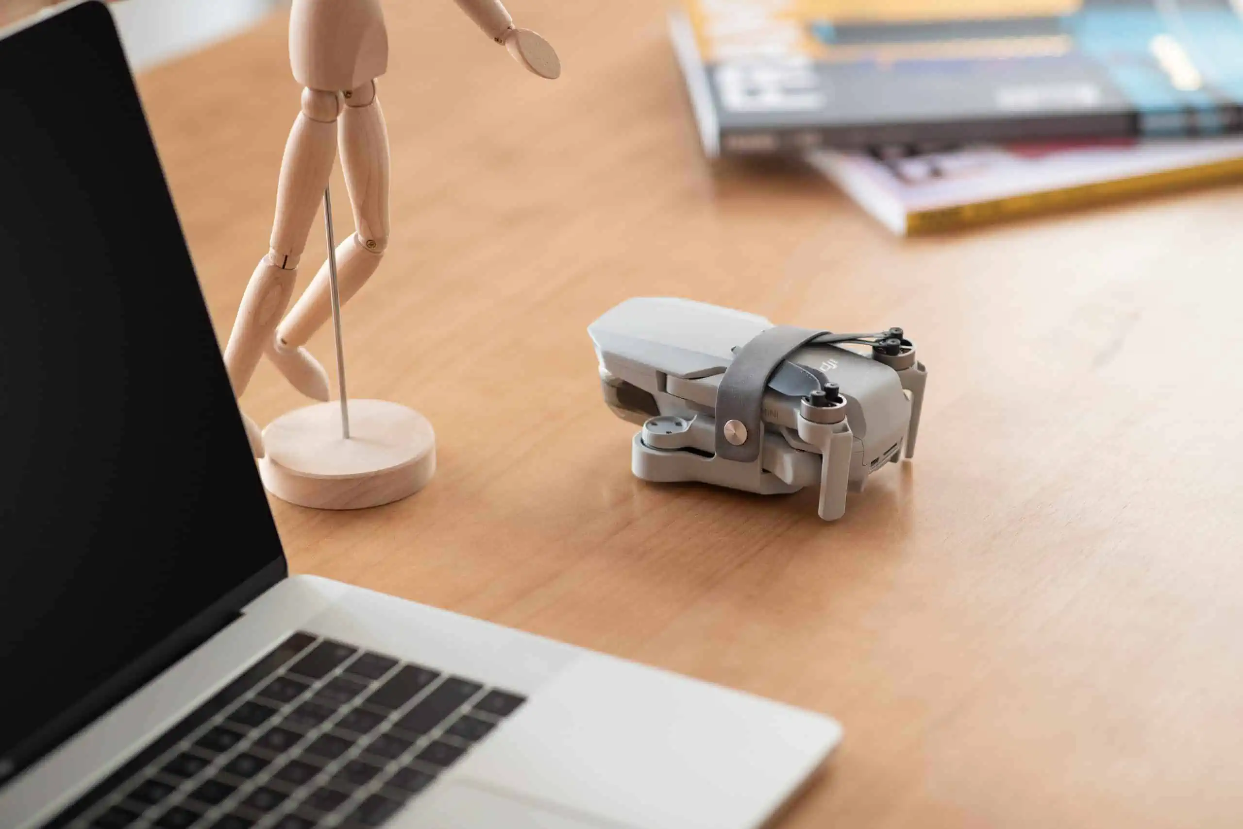 Supporto per elica Se ti sei mai perso un bel colpo mentre cercavi il tuo mini drone in uno zaino, il portaelica è l'accessorio che fa per te. Disponibile in beige e antracite, il portaelica può fissare in sicurezza il tuo Mavic Mini o DJI Mini 2 a una cintura o uno zaino. Questo elegante accessorio per drone protegge le eliche durante il trasporto o lo stoccaggio. È lo strumento perfetto per la tranquillità e l'accessibilità in movimento. Compatibilità: il supporto dell'elica per DJI Mini 2 e Mavic Mini sono gli stessi.