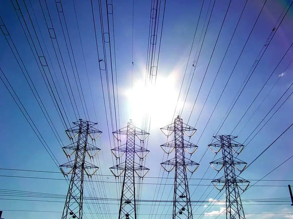 Linee elettriche pulite e riparate con droni