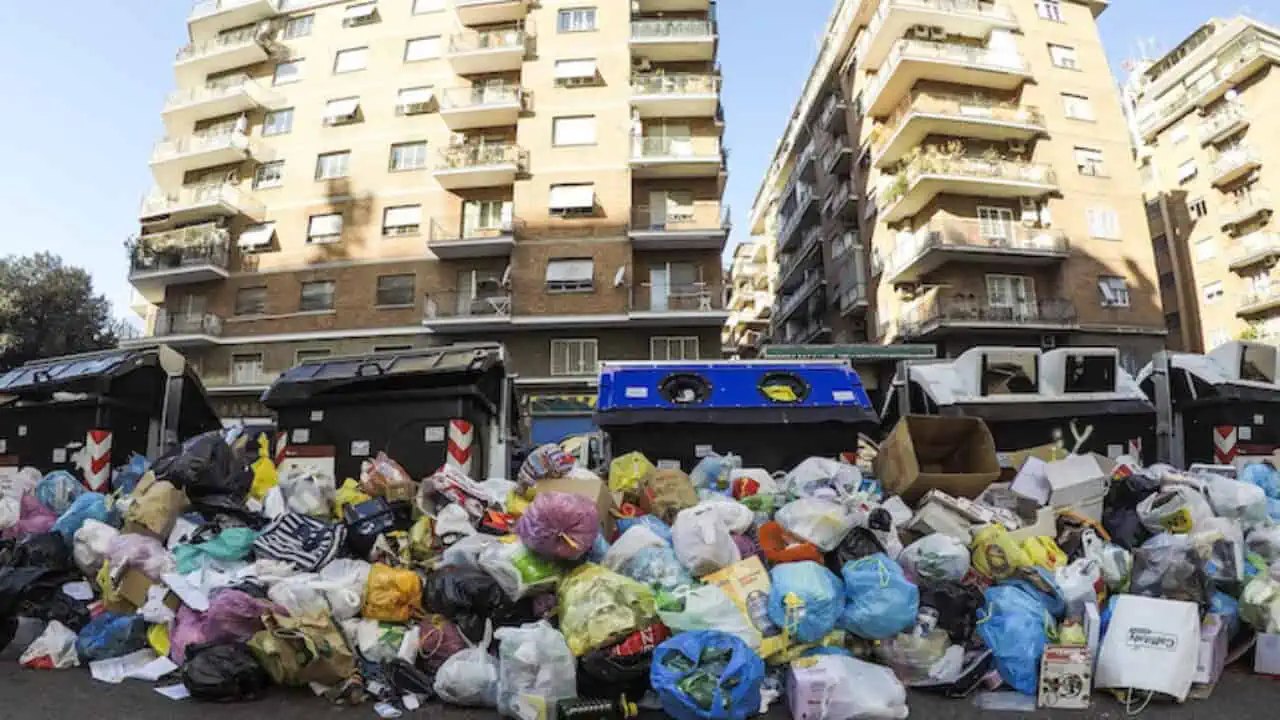 Rifiuti a Roma: scendono in campo i droni