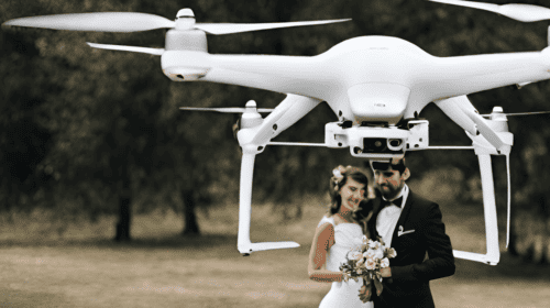 Proposta di matrimonio nel cielo coi droni