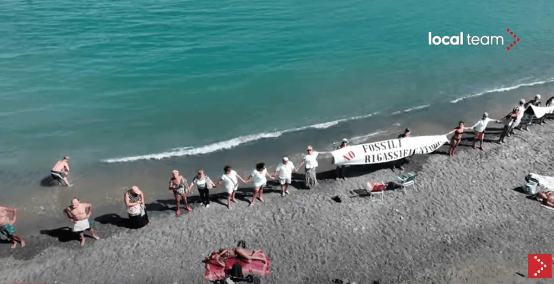 Catena umana in spiaggia a Vado Ligure, Video dal drone