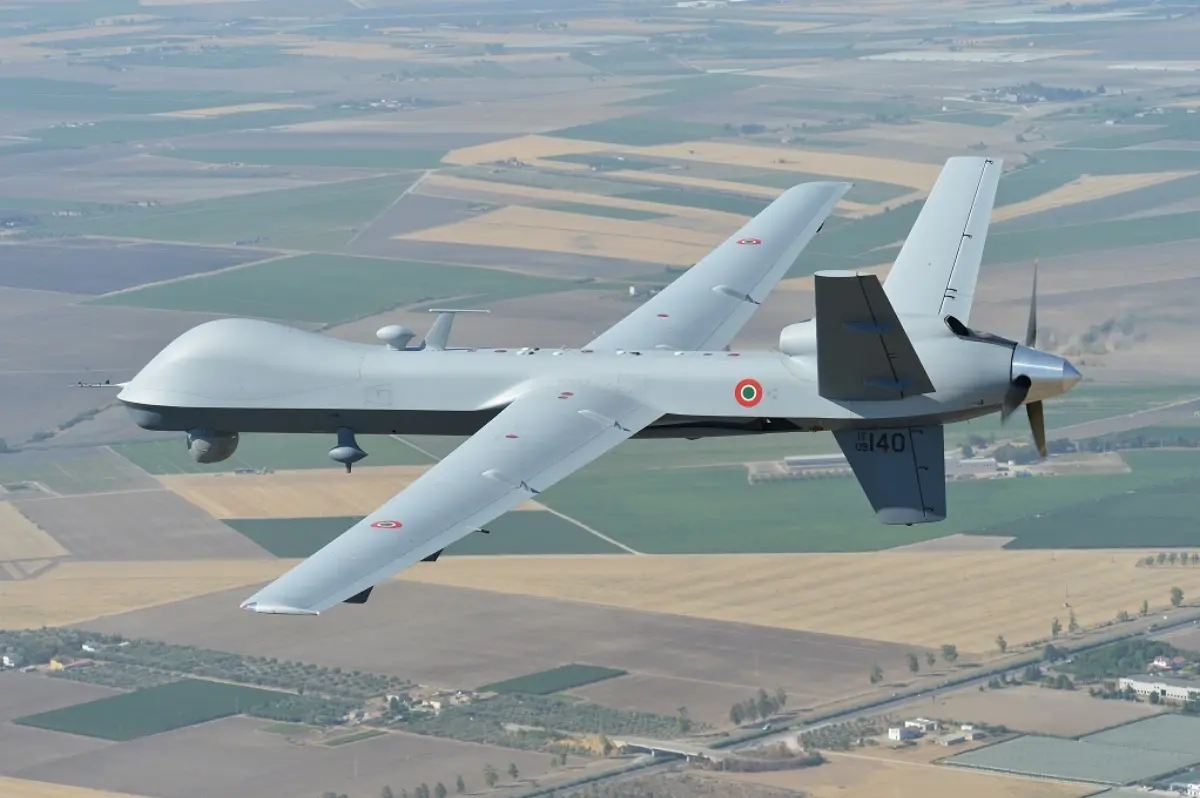 Drone militare in volo in Italia su rotte commerciali
