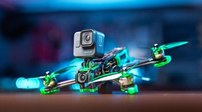 Drone FPV precipita a Genova, nei guai un turista, rischia 30 mila euro di multa