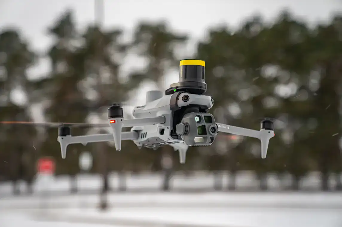DJI Matrice 4: FAA approva il paracadute AVSS PRS-M4S per voli sopra persone