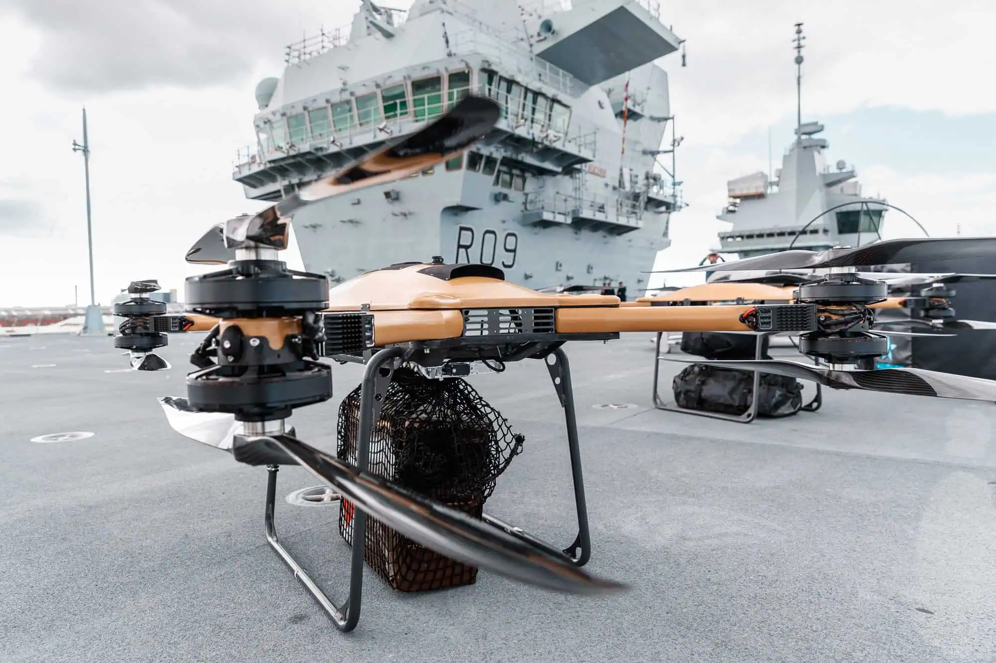 Royal Navy: prima consegna tra navi con drone Malloy T-150 nel Mar Indo-Pacifico