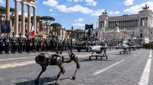 Parata del 2 Giugno ai Fori Imperiali: droni, cani robot e tecnologie anti-drone mostrano il nuovo volto delle Forze Armate