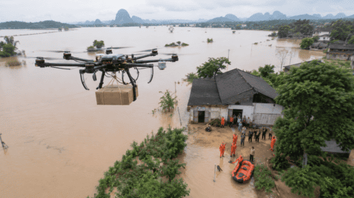 Inondazioni in Cina, droni in volo per consegnare aiuti ai villaggi isolati del Guangxi