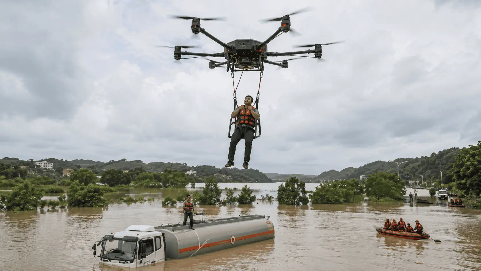 Drone salva un camionista durante l’alluvione in Cina: il salvataggio che mette in discussione le regole sui droni