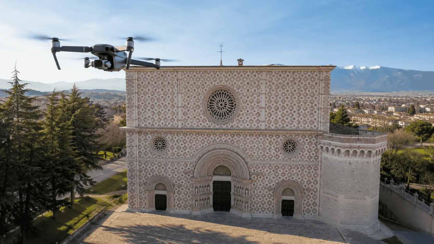 Droni sulla Basilica di Collemaggio: rilievi aerei e termografia per proteggere uno dei simboli dell’Aquila