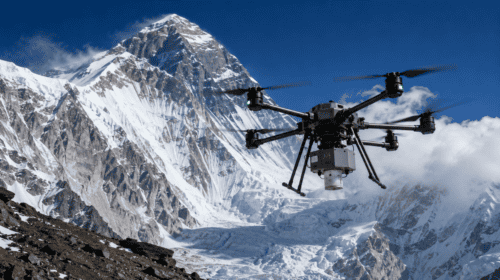 Record storico: il drone DJI EV50 vola a 8.861 metri sopra l'Everest durante una missione scientifica