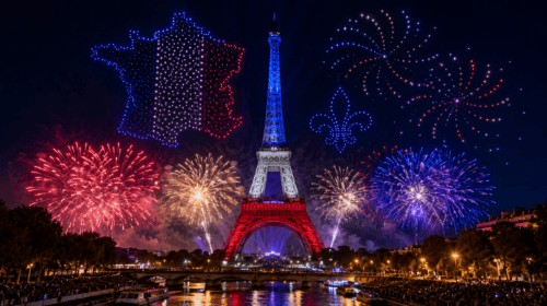 Parigi, spettacolare show di droni e fuochi d'artificio illumina la Torre Eiffel per la Festa Nazionale