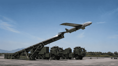 Droni cinesi: la Cina testa una catapulta elettromagnetica mobile per rivoluzionare il lancio dei velivoli senza pilota