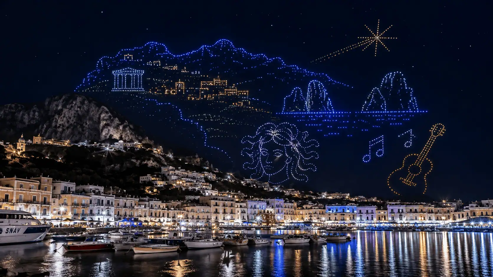 Capri, 500 droni illuminano la notte di San Lorenzo: lo spettacolo nel cielo di Marina Grande