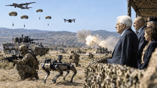 Aegis 26, a Monte Romano droni, cani robot e paracadutisti nell’esercitazione davanti a Mattarella